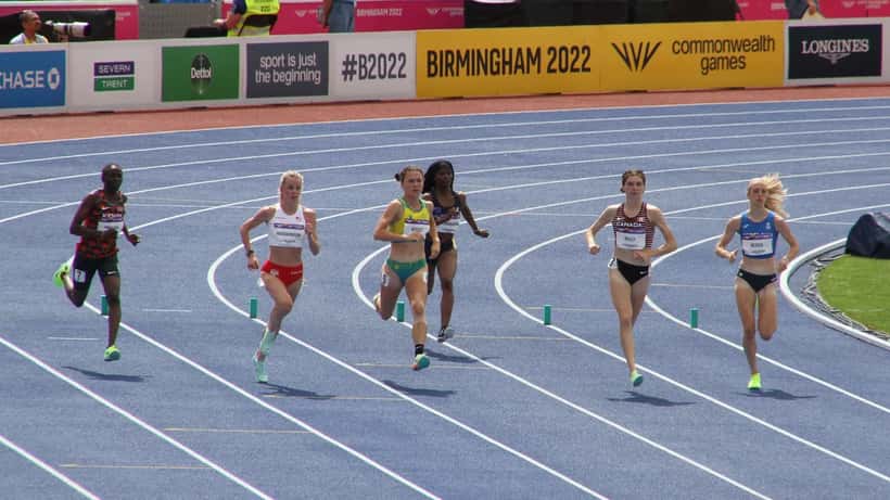 Keely Hodgkinson in actie op de 800 meter bij de Commonwealth Games 2022