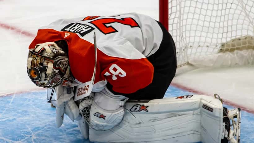 Carter Hart portero de los Philadelphia Flyers en pista de hockey NHL 2023