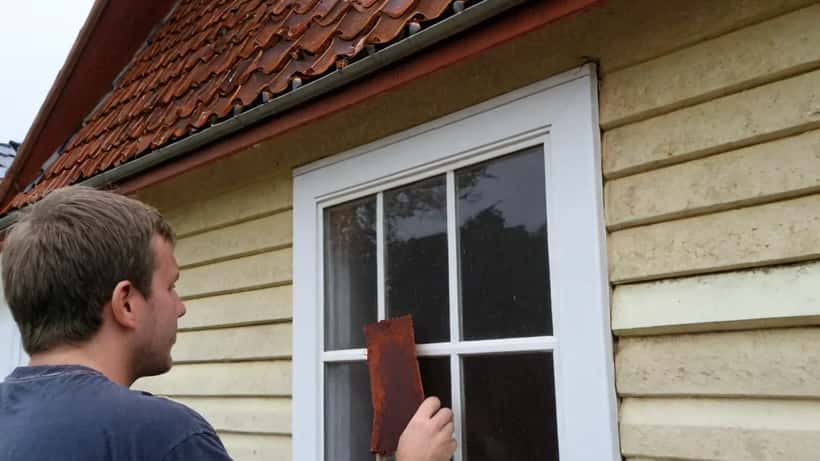 Husejers i Danmark undersøger rødbrun Saharastøv på vindueskarme og tagrender efter blodregn i foråret 2026