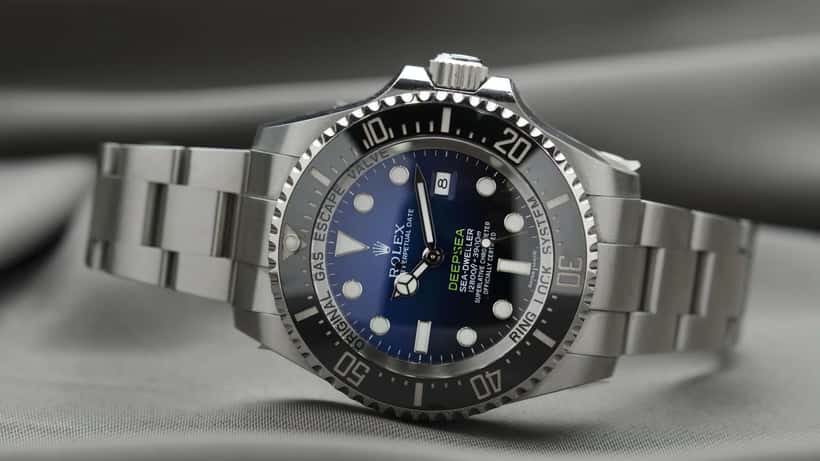Rolex Deepsea Sea-Dweller luksusur med blå skive på hvid baggrund