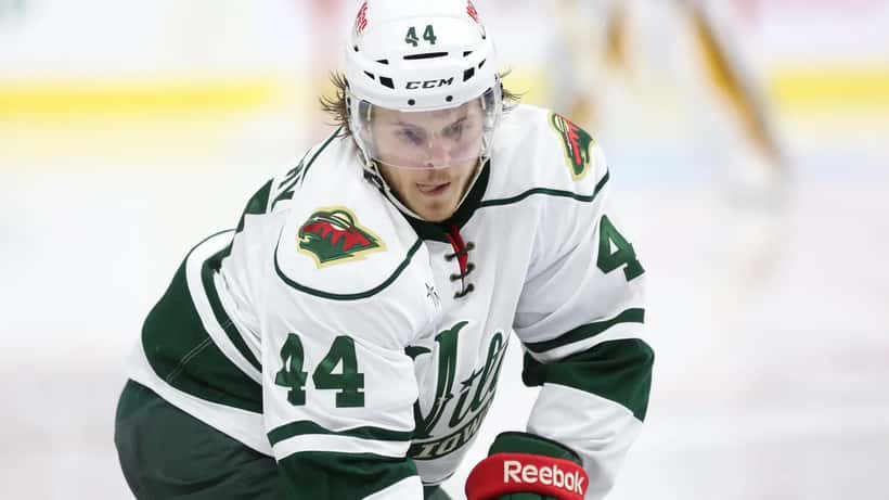 Joueur de hockey sur glace Christoph Bertschy en action sur la glace