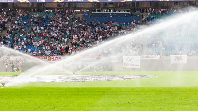 Pelaajat taistelevat pallosta UEFA Europa League -ottelussa