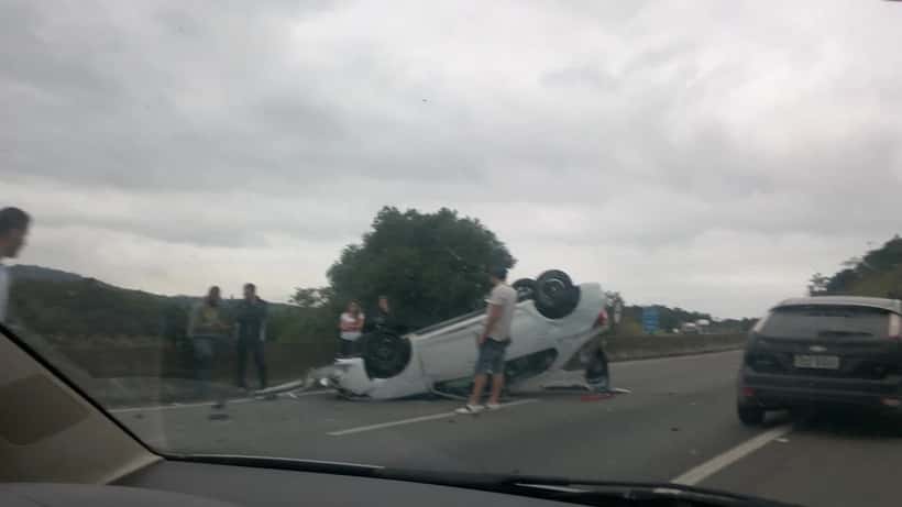 Acidente de carro na rodovia Régis Bittencourt, São Paulo, Brasil