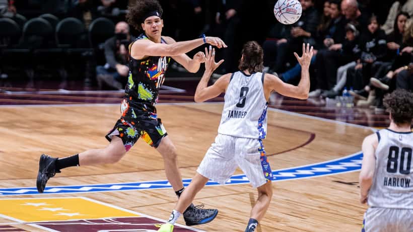 Anderson Varejão em uniforme do Cleveland Cavaliers durante partida da NBA