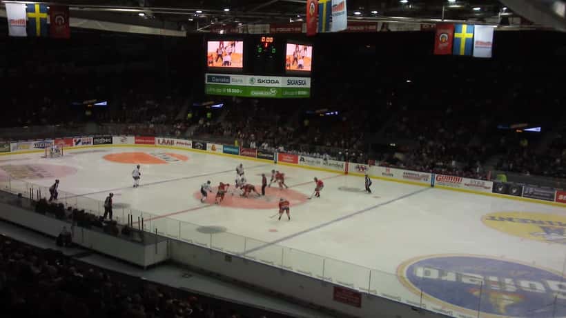 Frölunda HC-spelare på isen i en SHL-match – Ivar Stenbergs klubb inför NHL-draften 2026