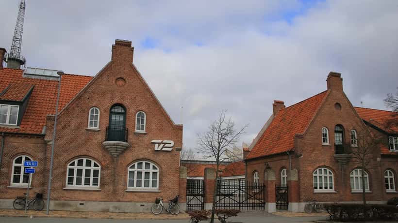 TV2 Danmark bygning i Odense — reklamefinansieret public service-kanal med Addressable TV
