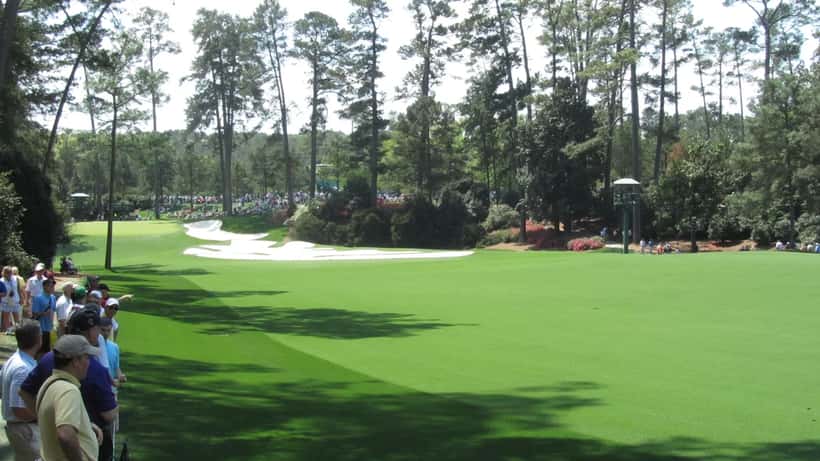 Trou 10 d'Augusta National lors du Masters Tournament, parcours de golf verdoyant avec galerie de spectateurs