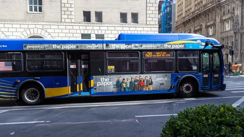 Anuncio de la plataforma de streaming Peacock en un autobús del Metro de Nueva York