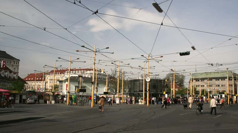 Jakominiplatz Graz mit Straßenbahnen und Busverkehr, zentraler Grazer Verkehrsknotenpunkt