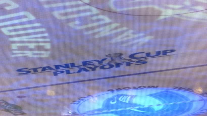 Aficionados celebran un partido de playoffs de la NHL en el estadio