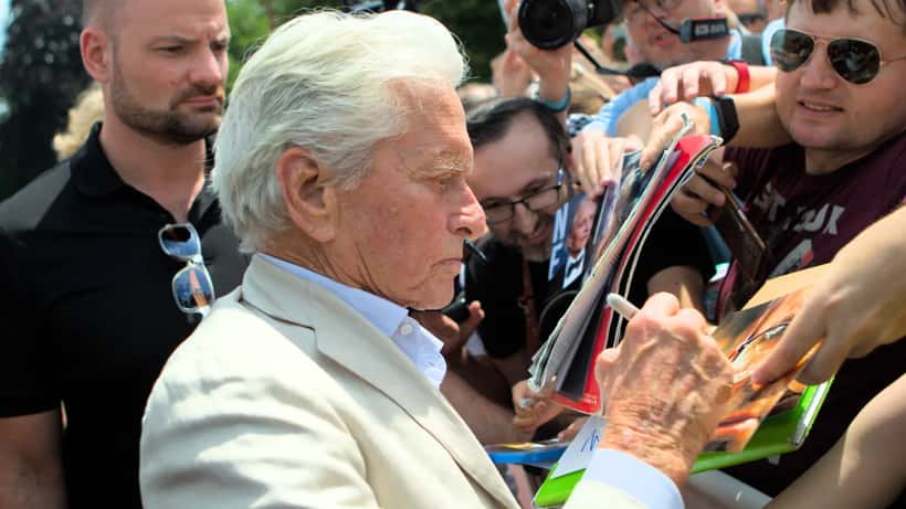 Michael Douglas på Karlovy Vary filmfestival 2025, kjent for å ha overlevd stadium IV-kreft og annonsert pensjon