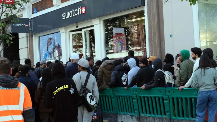 Menneskemængde foran Swatch-butik under lancering af begrænset urkollektion