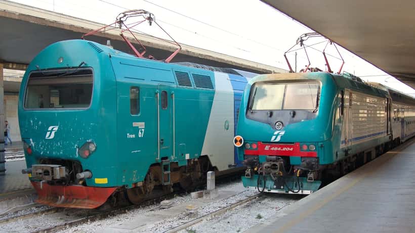 Treni pendolari italiani in stazione, linea Lecco-Bergamo soppressa per lavori RFI 2026