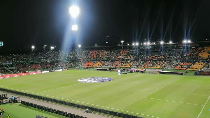 Vista del estadio Atanasio Girardot en Medellín con los colores del Atlético Nacional