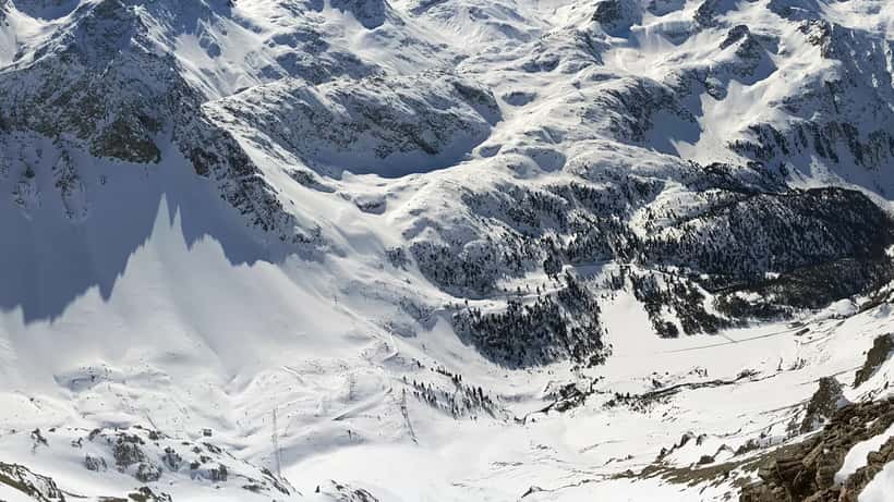 Route alpine suisse fermée sous la neige, col Albula en hiver 2026