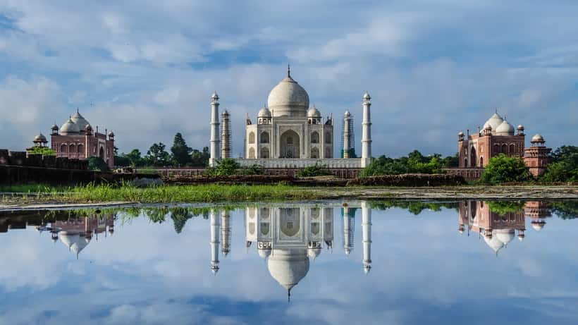 Vista panorâmica do Taj Mahal em Agra com reflexo na lagoa central, Índia