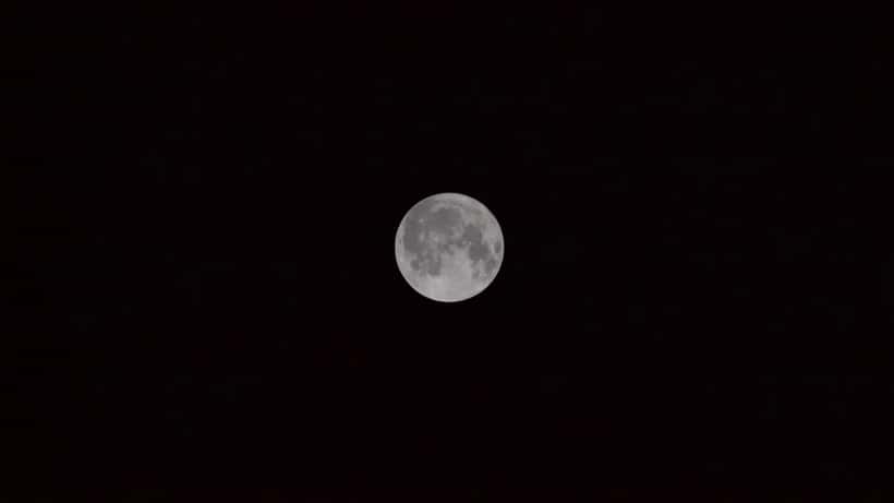 Pleine lune d'été dans un ciel nocturne, effets sur le sommeil et la santé