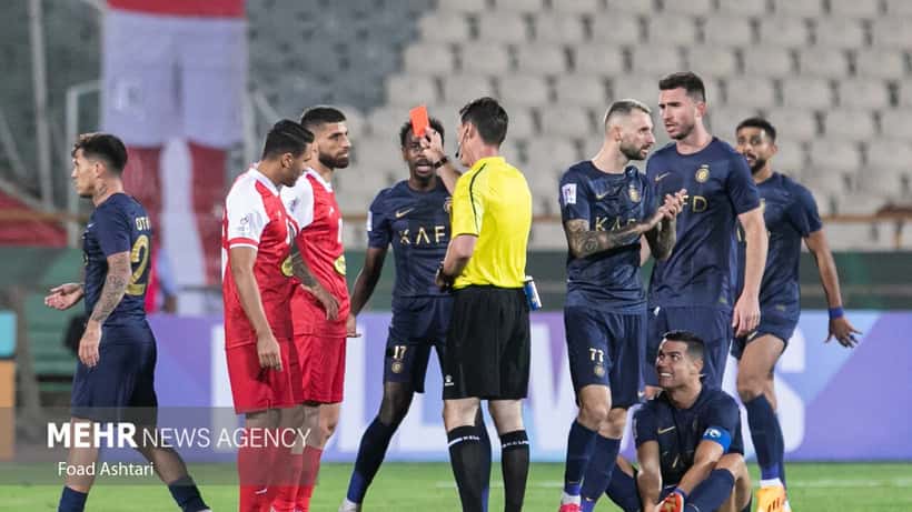 Cristiano Ronaldo pelaa jalkapalloa Al Nassr-paidassa, taustalla jalkapallostadion