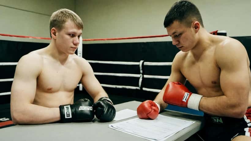 Suomalainen MMA-taistelija tutkii sopimusta salilla