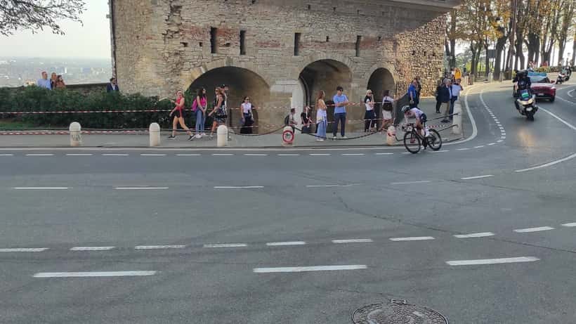 Ciclisti durante il Giro di Lombardia 2023, arrivo a Como con strade chiuse e commercianti interessati