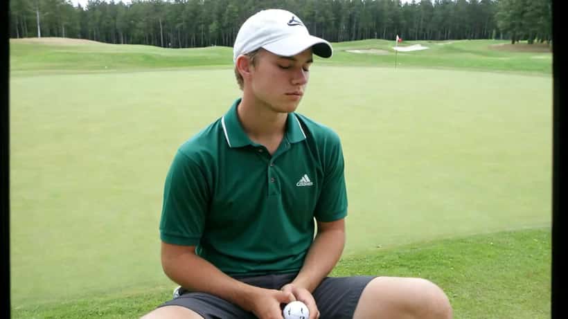 Ung norsk utøver konsentrerer seg og visualiserer prestasjon på golfbane