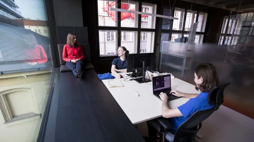 IT-Fachleute arbeiten an Computern in einem modernen Büro