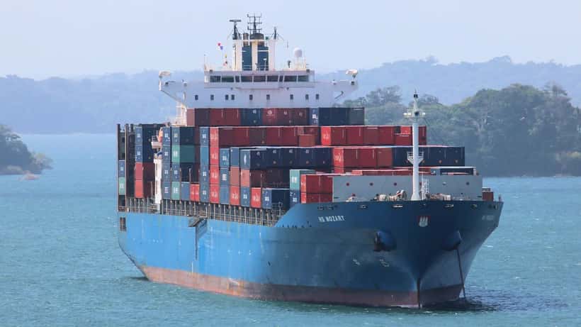 Containerschiff auf dem Gatún-See im Panamakanal