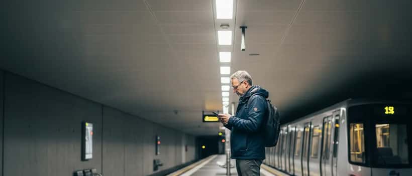 Pendler am leeren U-Bahn-Bahnsteig in Hamburg während des HVV-Streiks März 2026