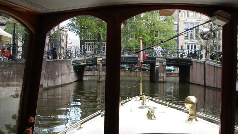 Canal pittoresque d'Amsterdam avec maisons traditionnelles néerlandaises