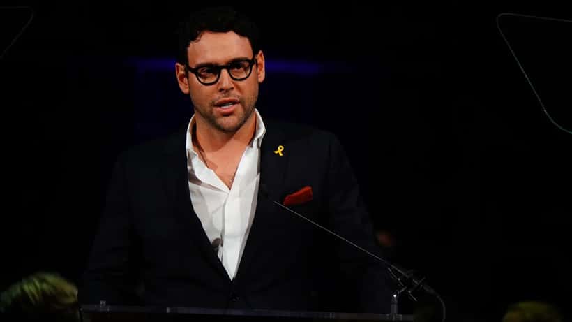Scooter Braun på talerstolen under ADL-arrangement