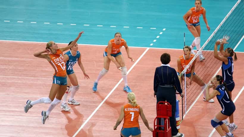 Giocatore di pallavolo durante un attacco in partita agli EuroVolley 2026
