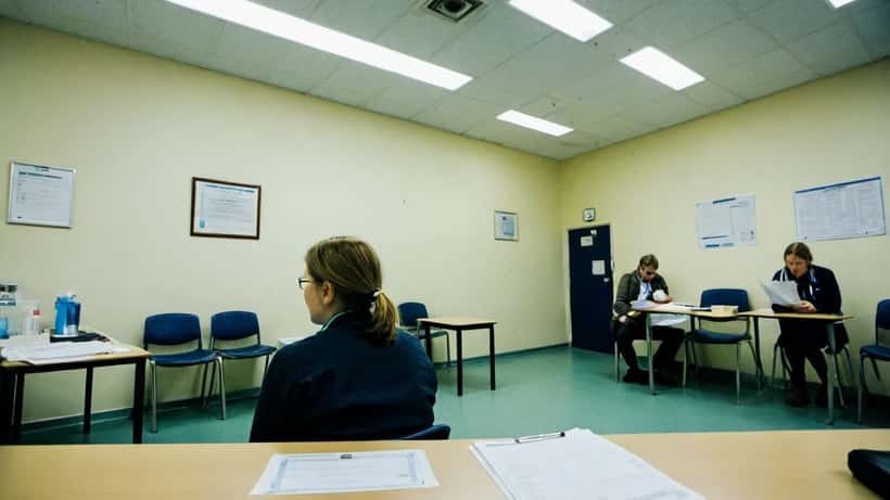 Læknir á heilsugæslustöð á Íslandi yfirfer sjúklingagögn