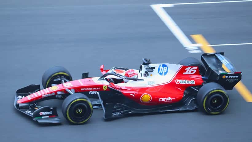 Charles Leclerc in Ferrari F1-wagen tijdens de Chinese Grand Prix FP1 2026