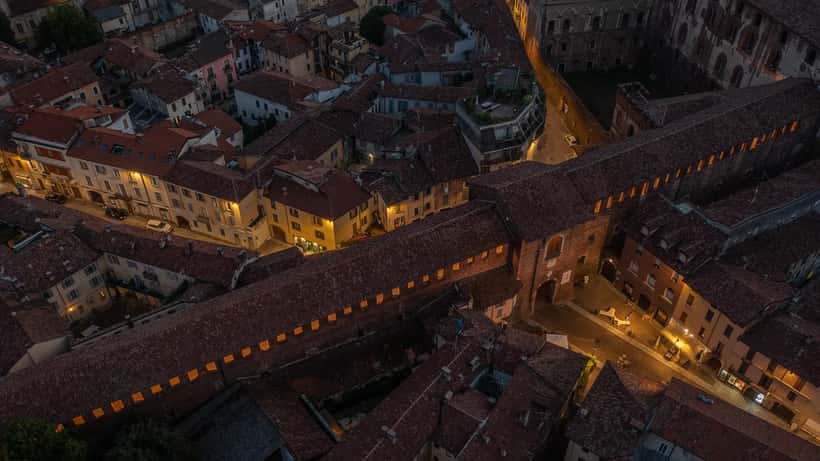 Il Castello Sforzesco di Vigevano, sede dell'evento Retrofutura 2026 dedicato a videogiochi vintage e intelligenza artificiale