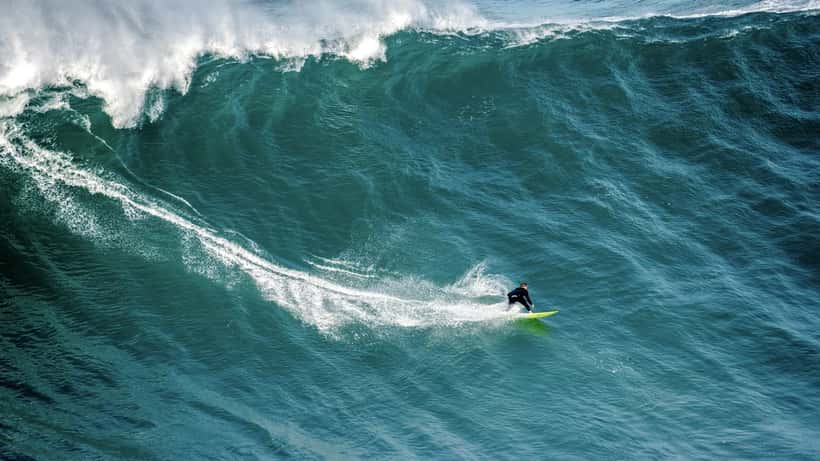 Onda de 10 metros na Praia do Norte em Nazaré, Portugal, fotografia documental
