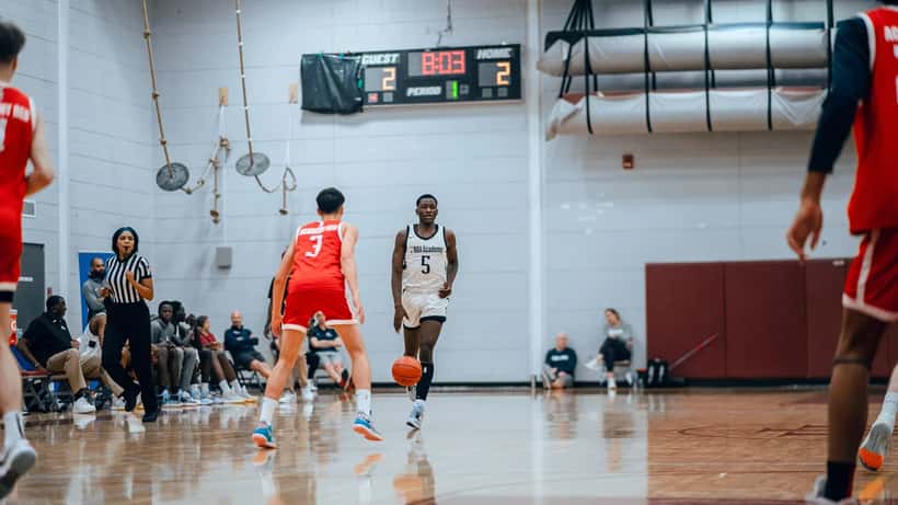 Jogador de basquete em ação durante jogo dos playoffs NBA 2026