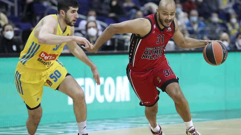 Giocatori di Olimpia Milano in azione in una partita di basket EuroLeague