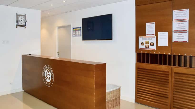 Stade Roland Garros i Paris, tennisbane og publikumstribune set udefra