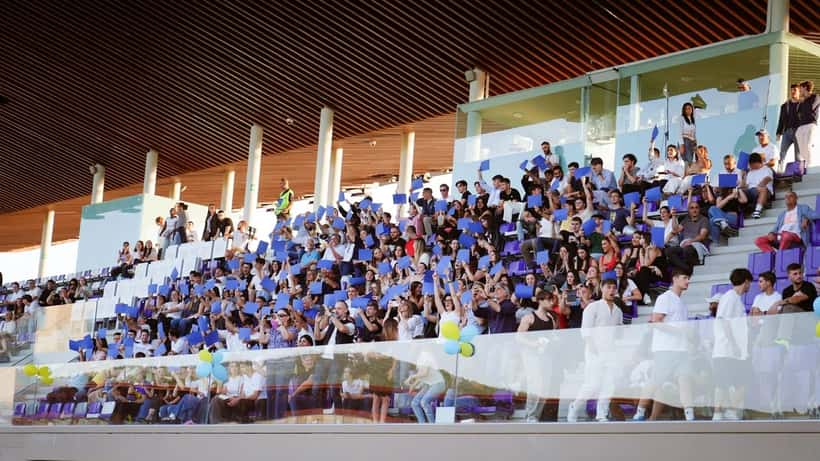 Tifosi della Fiorentina sugli spalti del Viola Park durante una finale