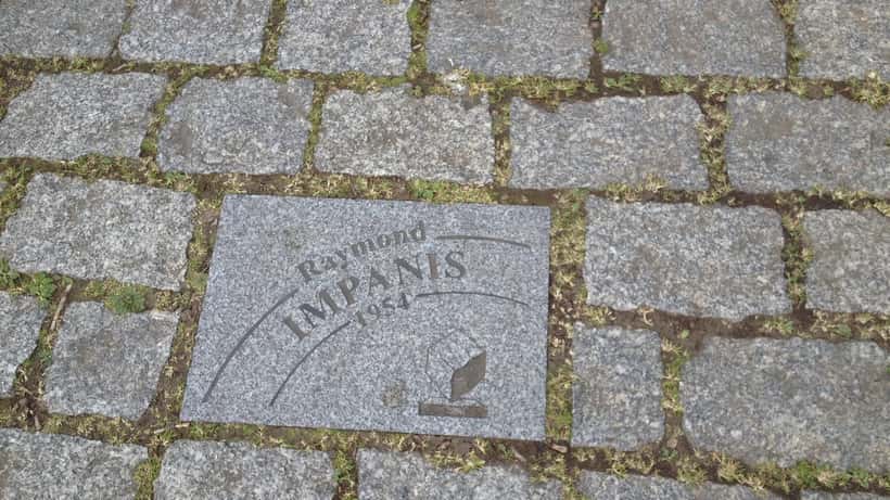 Cyclistes en action sur les pavés légendaires de Paris-Roubaix