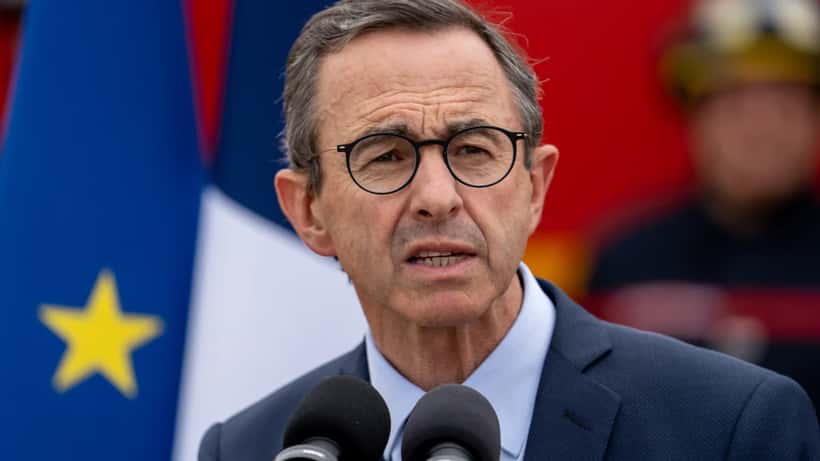 Avocat français dans un bureau à Lyon devant les codes juridiques français avec drapeau tricolore
