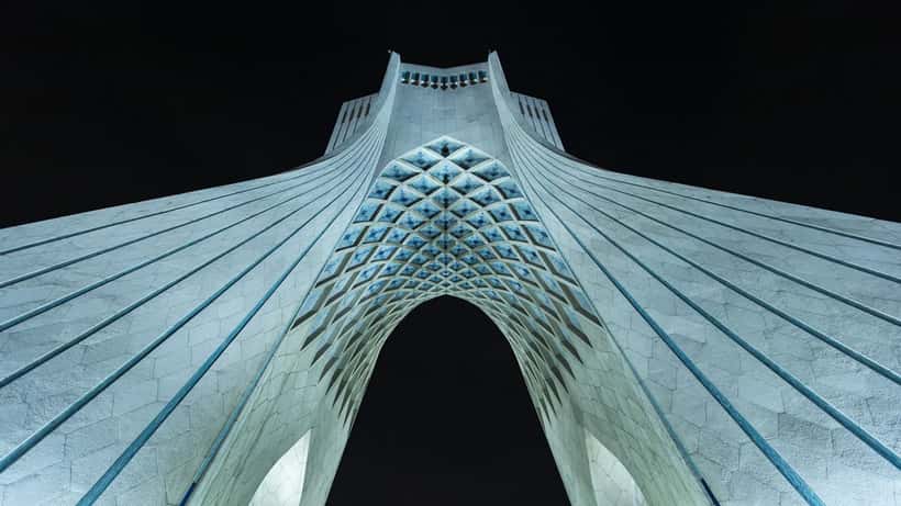 Tour Azadi de Téhéran la nuit, symbole de l'Iran et contexte de la crise diplomatique franco-iranienne de 2026