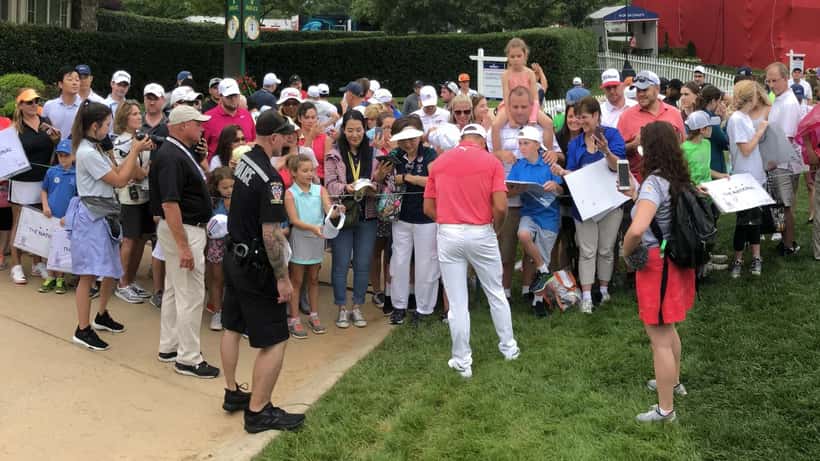 Rickie Fowler i aksjon på golfbanen, konsentrert blikk og golfklubb