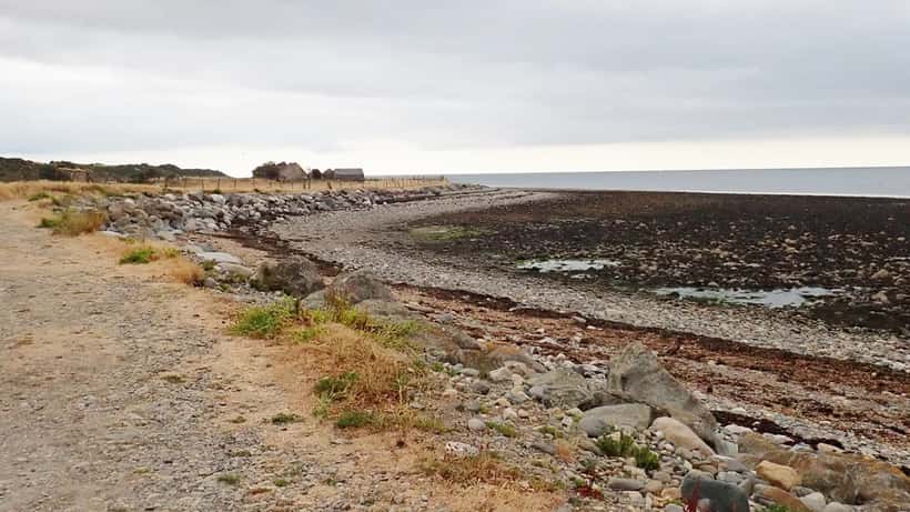 Barriere di massi a protezione di una costa erosa dal mare, simbolo del rischio che minaccia il 20% delle spiagge italiane