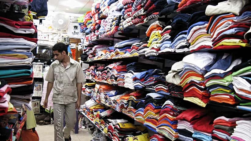 Consumidores fazendo compras em loja de moda varejista