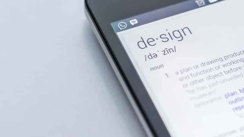 Person som bruker en moderne smarttelefon