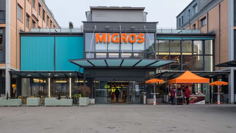 Magasin Migros en Suisse — rayon boucherie et produits carnés