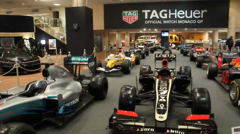 Formel 1 racerbiler på udstilling, aerodynamiske detaljer synlige