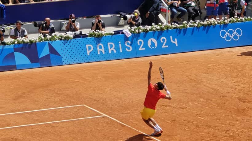 Carlos Alcaraz et Novak Djokovic lors d'un match de tennis en simple aux Jeux Olympiques de Paris 2024