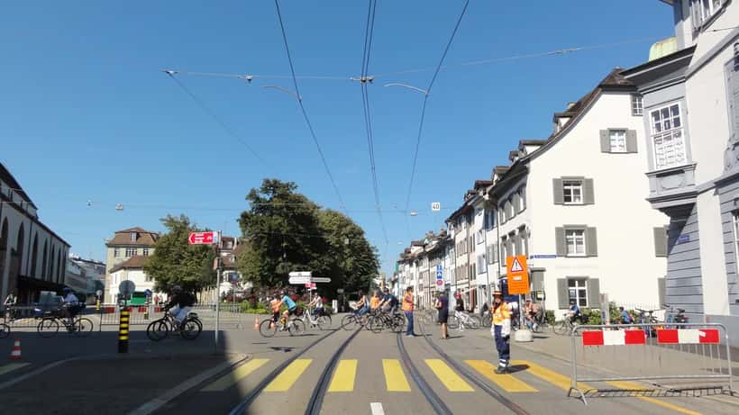Rue animée de Bâle avec passage piéton et trafic urbain